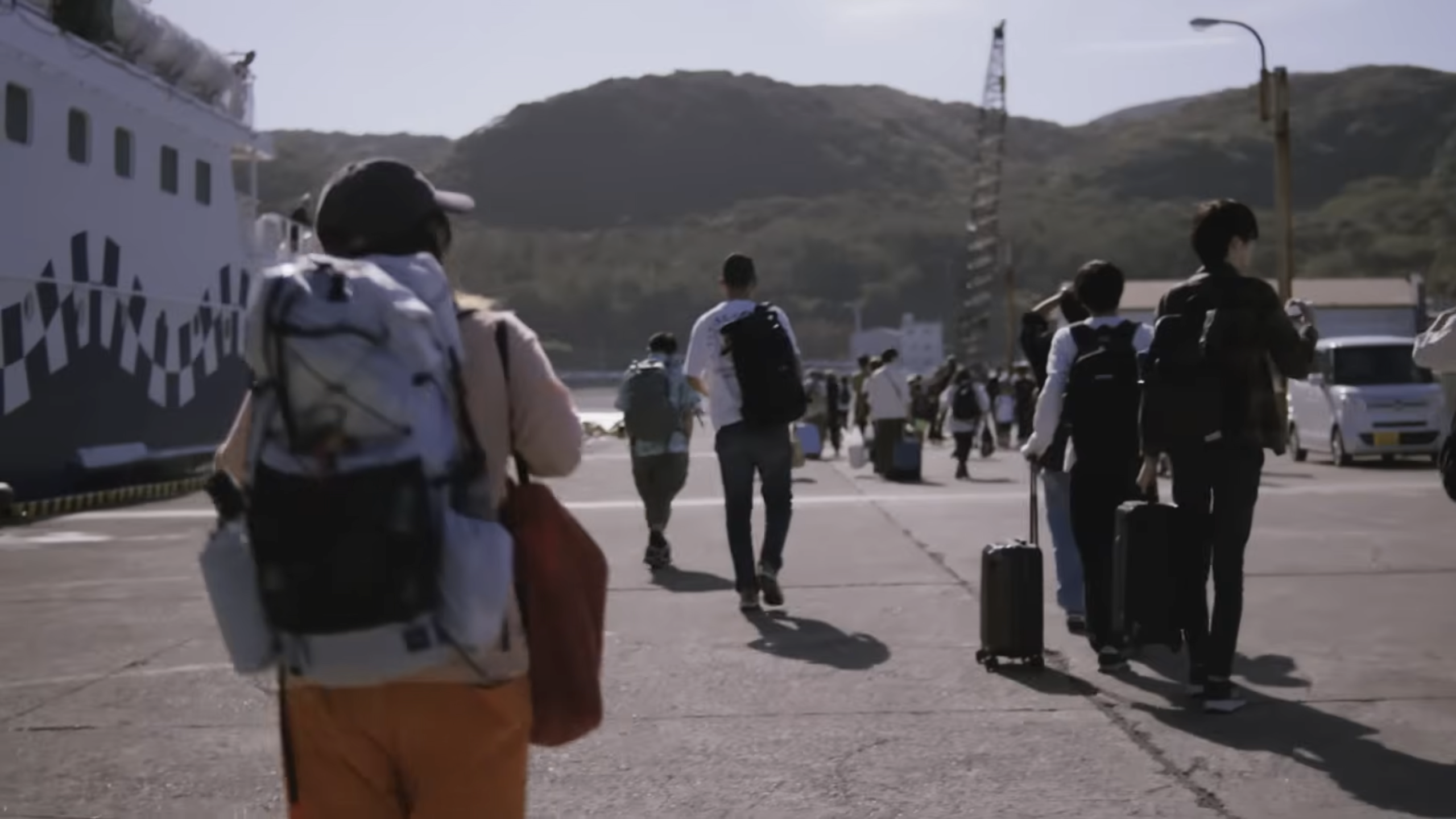 大型船で黒根港（新島港）に到着
