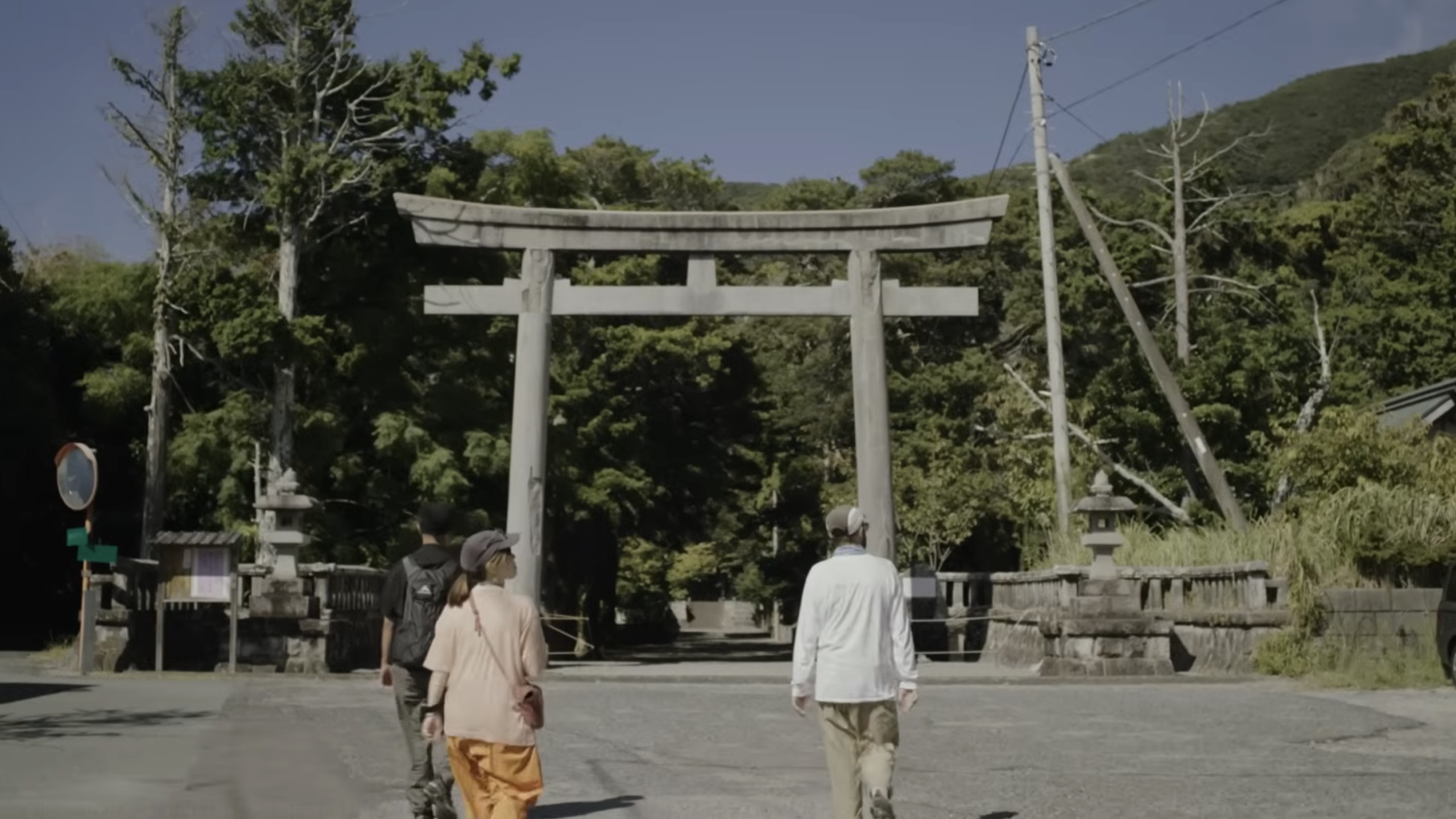 新島村役場に自転車を置いて、十三社神社へお散歩